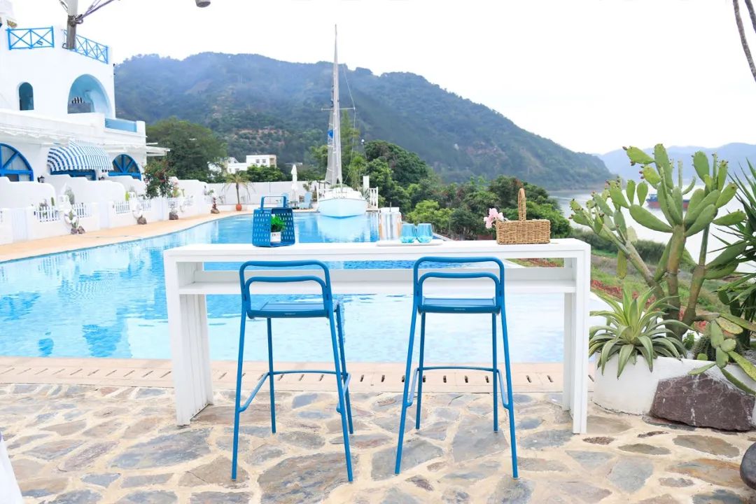 At the beginning of the New Year, let outdoor furniture add space charm